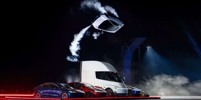 Tesla показала летающий Roadster с манёвром в воздухе и ограничила доступ к версии Rocket